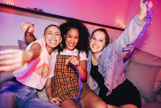 Des femmes font la fête