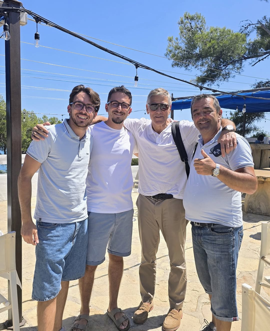 George Clooney et le personnel du restaurant