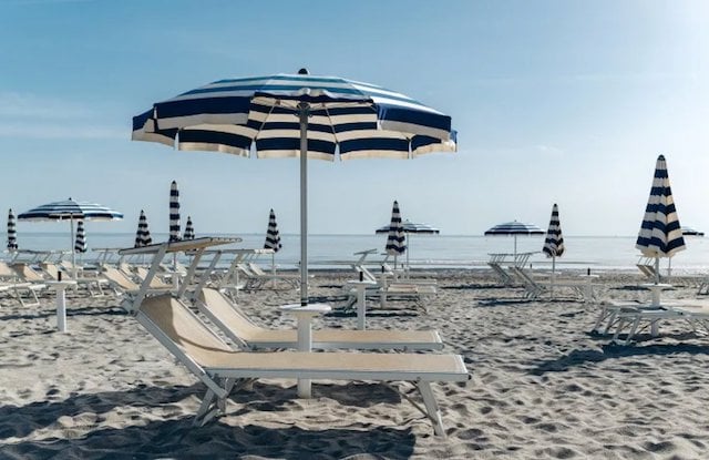 Transats sur une plage