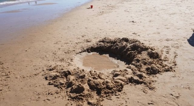 Trou creusé dans le sable