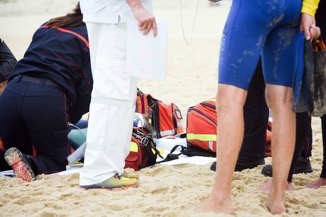Secouristes sur une plage