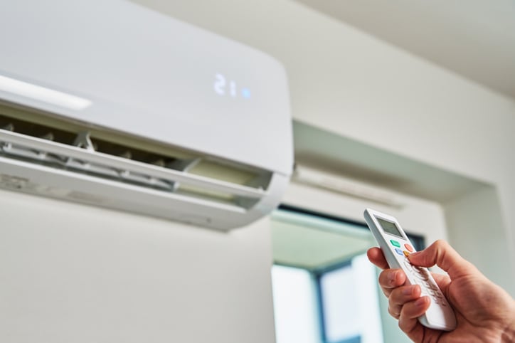 Une personne allume la climatisation