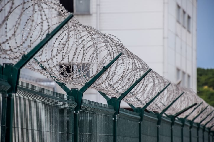 Des barbelés autour d'une prison