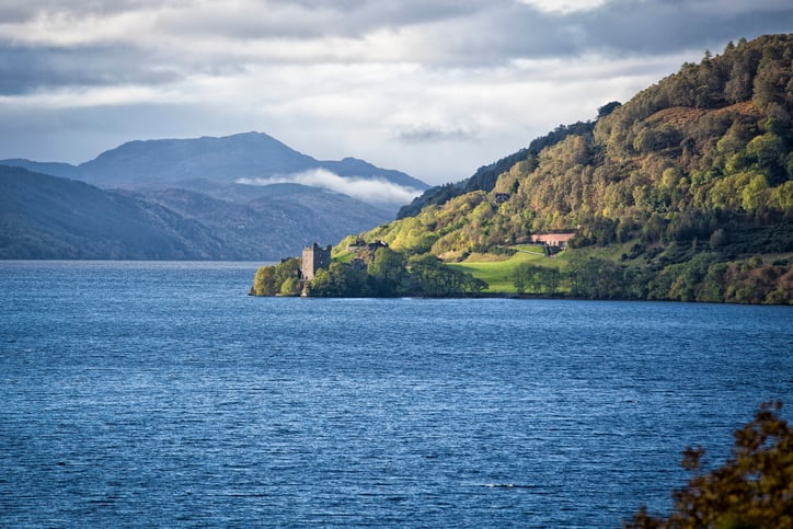 Le Loch Ness en Écosse