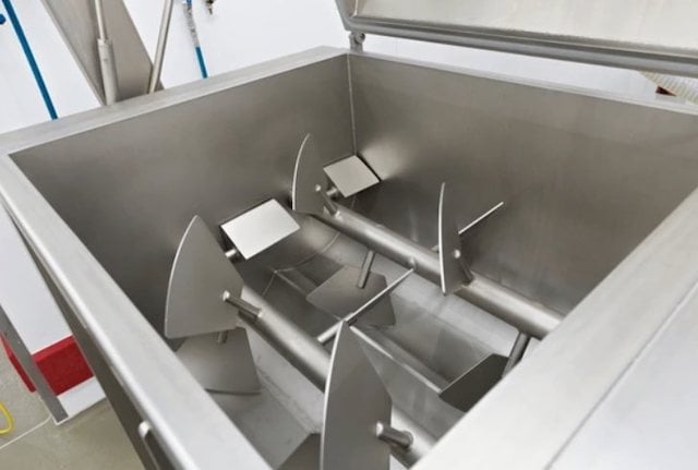 Hachoir à viande dans une usine 