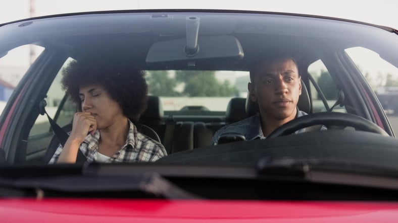 Un couple en colère en voiture