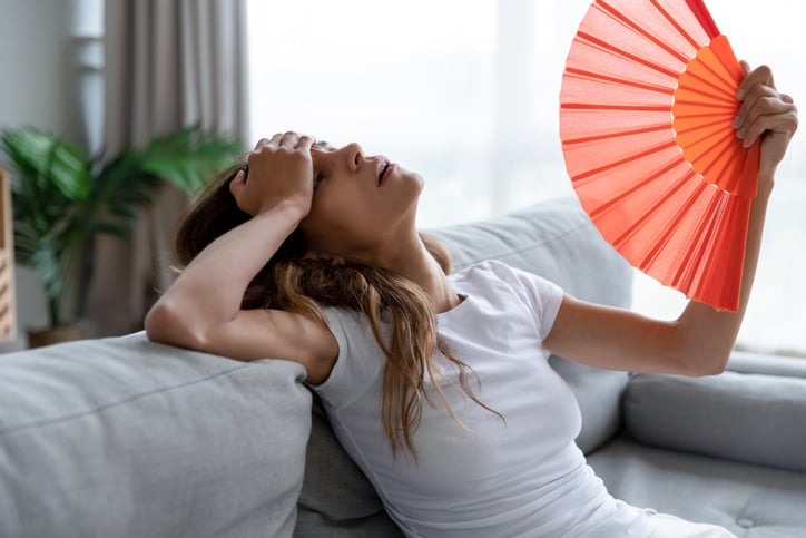 Une femme a chaud dans son logement
