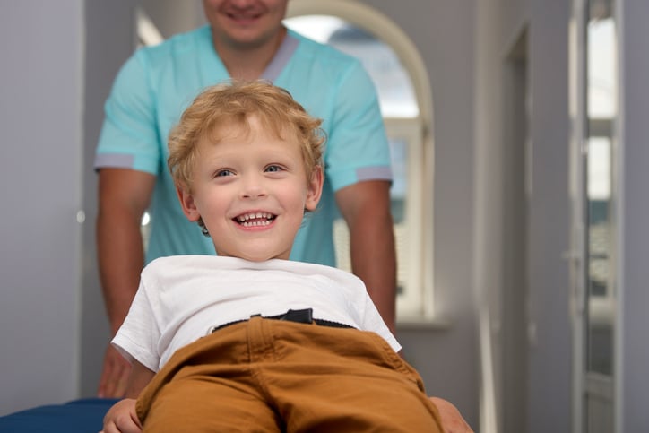 Un enfant accompagné d'un médecin