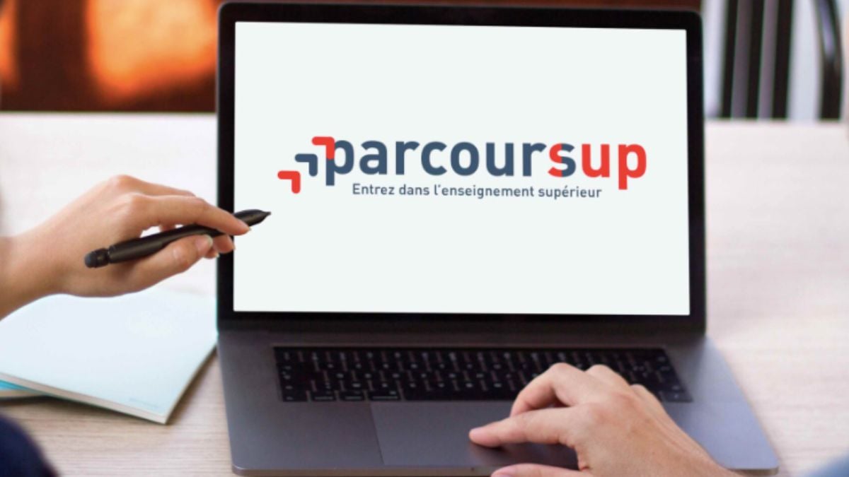 Ordinateur branché sur Parcoursup