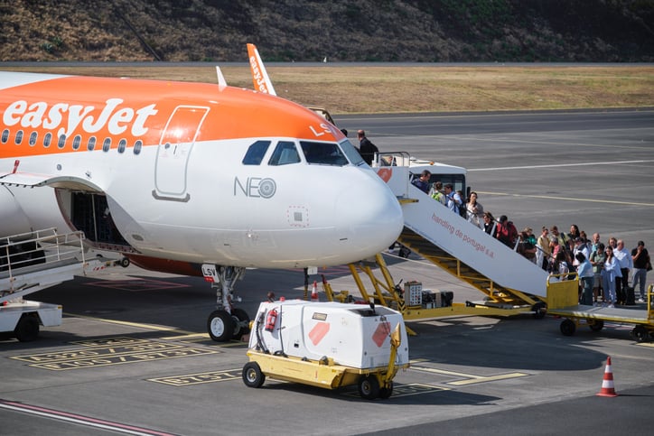 Des passagers montent à bord d'un avion de la compagnie aérienne EasyJet