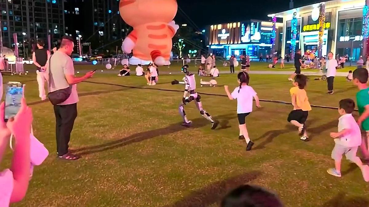 Des enfants poursuivent un robot humanoïde en Chine