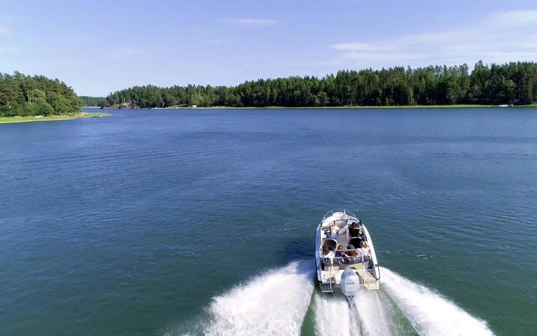 Un bateau près de SuperShe Island