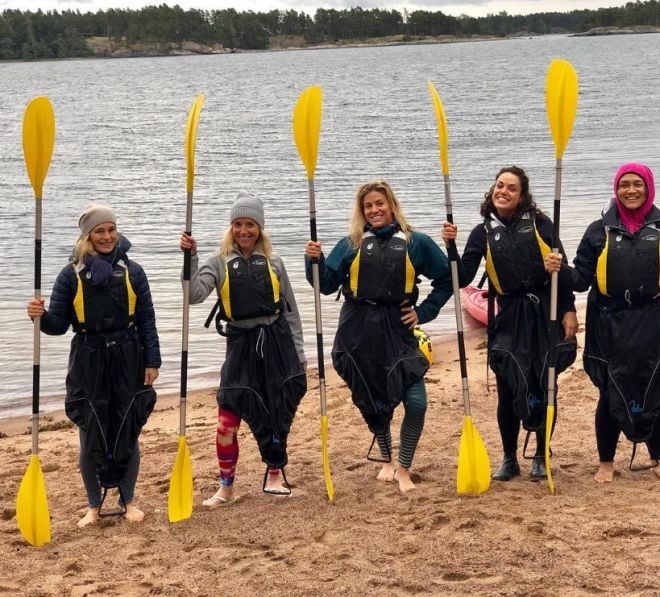 Des femmes font du kayak