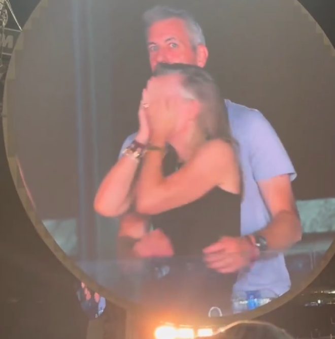 Le couple gêné au concert de Coldplay