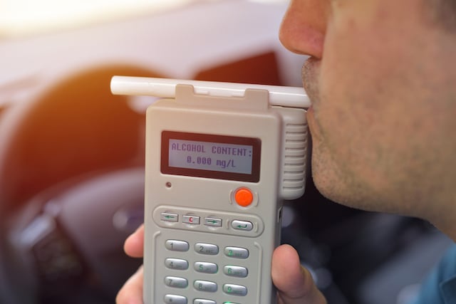 Un conducteur en train de passer un test d'alcoolémie 