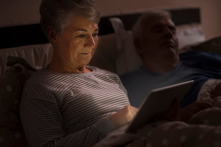 Une dame âgée sur son ordinateur
