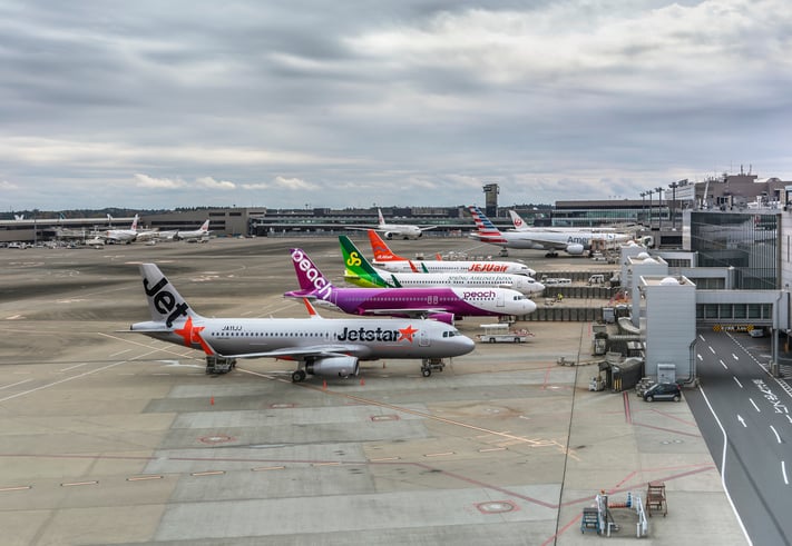 Des avions sur le tarmac d'un aéroport