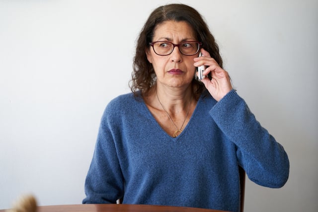 Une femme perplexe au téléphone