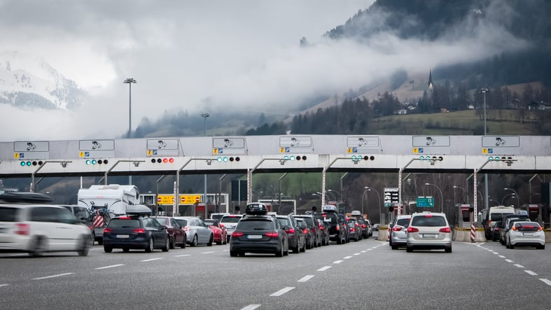 Des bouchons près d'un péage