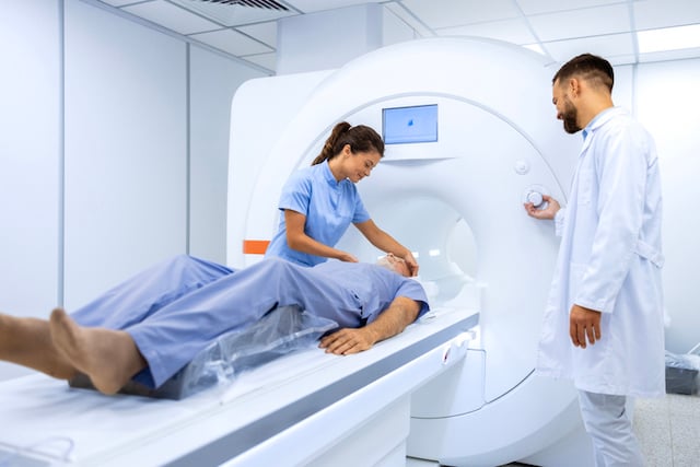 Un patient sur le point de passer une IRM