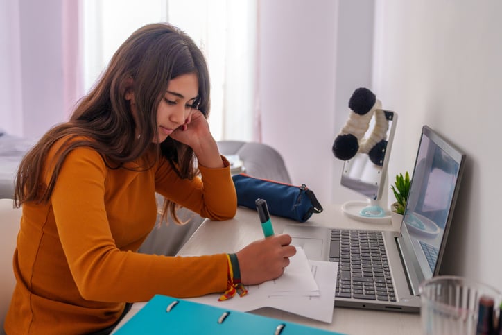 Une jeune fille travaille devant son ordinateur