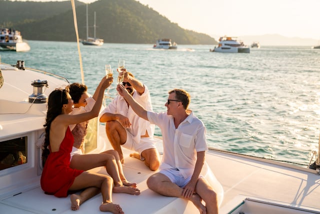 Un groupe d'amis qui trinque sur un bateau