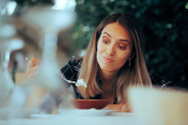 Une femme en train de manger