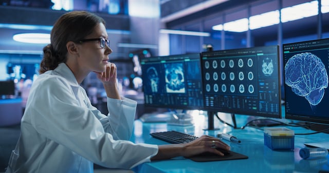 Une femme examinant une imagerie du cerveau dans un laboratoire médical