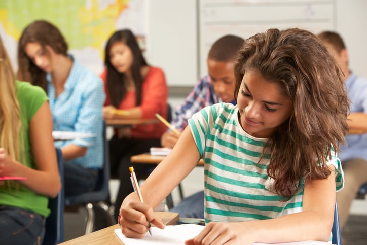 Une jeune femme passe un examen