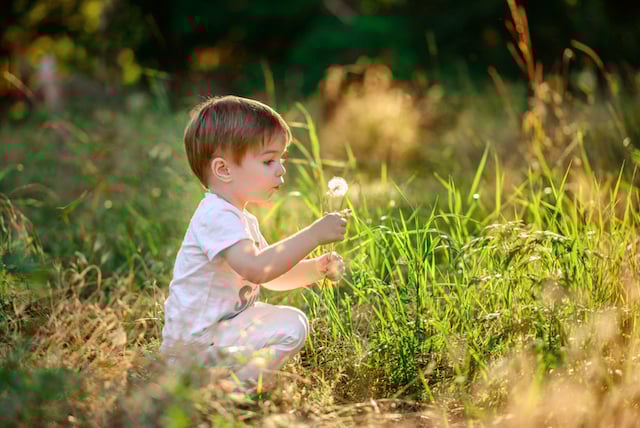 Un enfant qui joue dans la nature