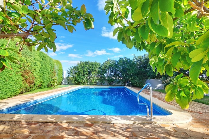 Une piscine dans le jardin d'une villa