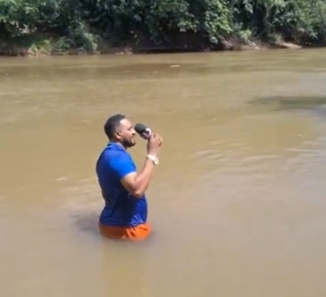 Le journaliste dans la rivière