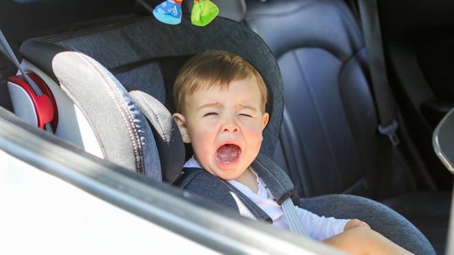 Un enfant pleure dans une voiture