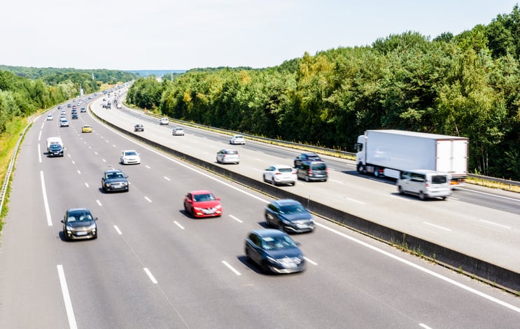 Des voitures sur l'autoroute