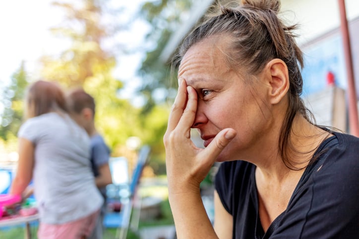 Une femme épuisée à côté d'enfants