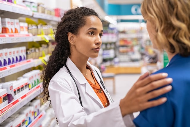 Une pharmacienne qui réconforte une cliente