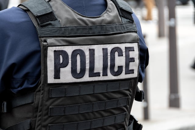 Un policier de dos