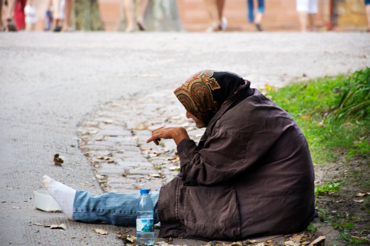 Une vieille dame à la rue