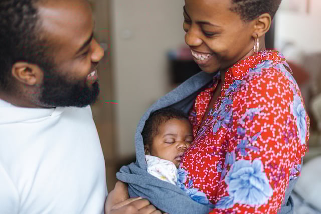Un jeune couple avec son nouveau-né