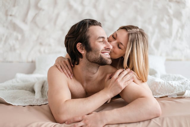 Un couple qui s'embrasse dans un lit