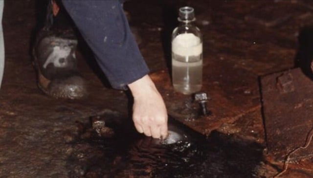 Des échantillons d'eau prélevés dans la mine 