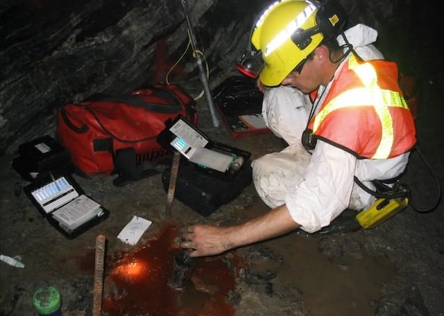 Des échantillons d'eau prélevés dans la mine 
