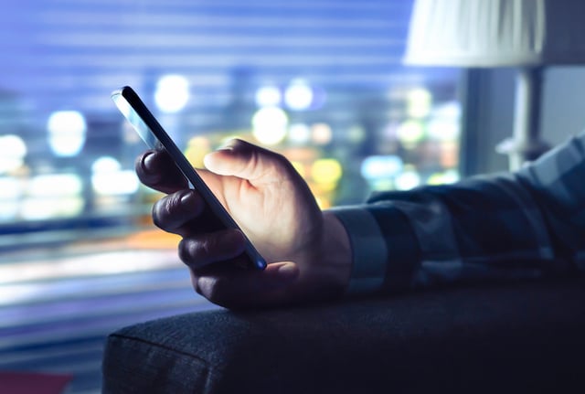 Gros plan sur une main en train d'utiliser un smartphone
