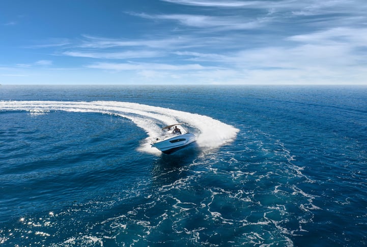 Un bateau sur la mer