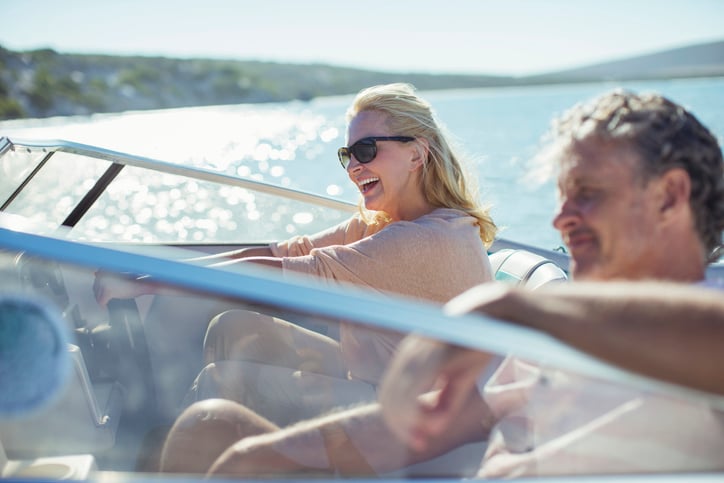 Un couple sur un bateau