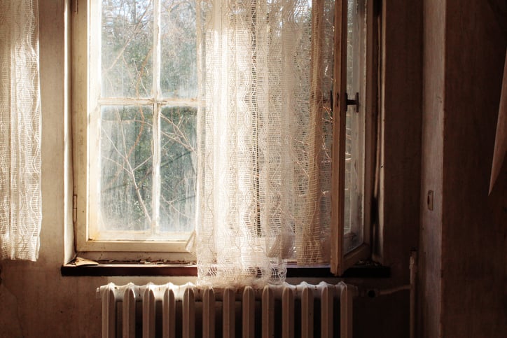 Une fenêtre ouverte dans une vieille maison