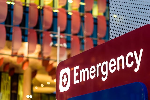 Panneau indiquant l’entrée des urgences 