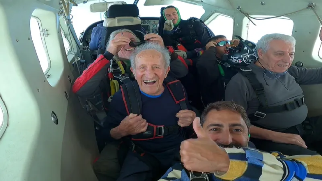 Lucien et sa famille dans l'avion