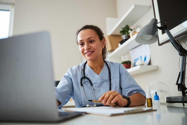 Une femme médecin