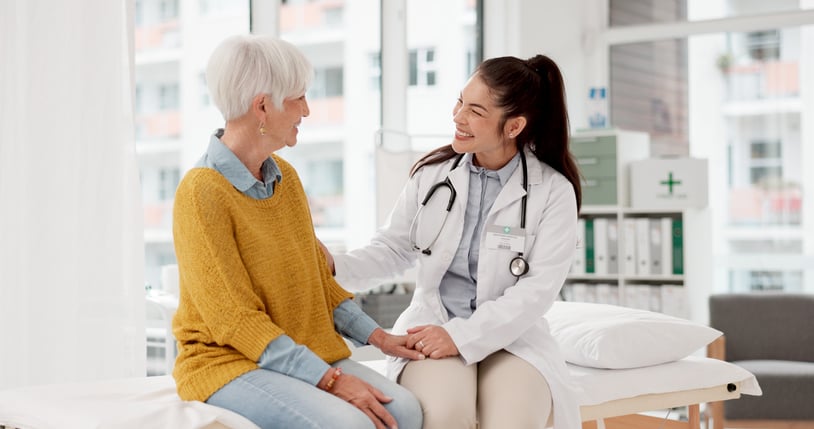 Une femme médecin et une patiente